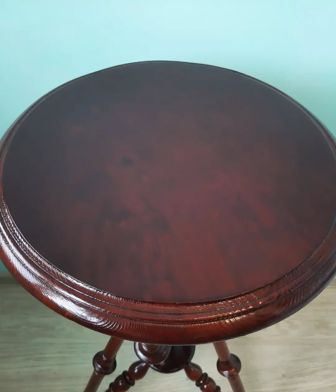 Applying French polishing with thin layers of shellac